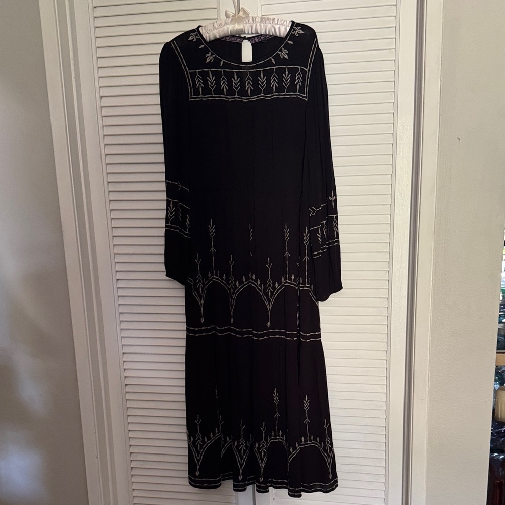 Chic Black Embroidered Long Sleeve Dress